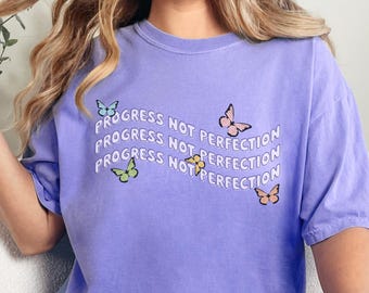 Fortschritt nicht Perfektion Schmetterling T-Shirt - violett, lila