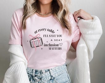 AAC Inklusion Bow T-Shirt - 'At Every Table' - SLP, Lehrer, Valentinstag, Geschenk