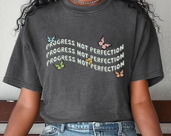 Fortschritt nicht Perfektion Schmetterling T-Shirt - pfeffer, dunkelgrau