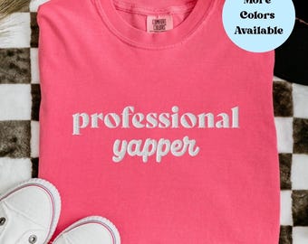 Professionell Yapper besticktes T-Shirt - Violet, Seafoam, Crunchberry