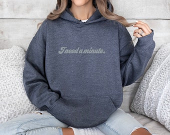 Unisex Bestickt 'I need a moment.' Kapuzenpullover