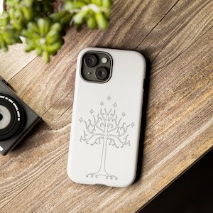 Puede incluir: Carcasa blanca para iPhone con un contorno negro del Árbol Blanco de Gondor de El Señor de los Anillos. El árbol está rodeado de estrellas.