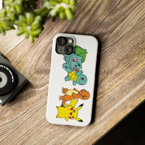 Op de afbeelding: Witte telefoonhoes met een afbeelding van vier Pokémon-personages: Bulbasaur, Squirtle, Charmander en Pikachu. De personages staan in een rij en kijken naar de rechterkant van de hoes.