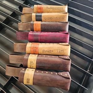 Pu&ograve; includere: Un set di otto fondine in pelle marrone con diversi nomi in rilievo. Le fondine hanno una cinghia in pelle color cuoio e rivetti in ottone. I nomi sulle fondine sono "ID.F. El Joker", "Jacinda", "El Diablo", "The Raven", "Pay Me", "Blackjack", "WP" e "The Doc".