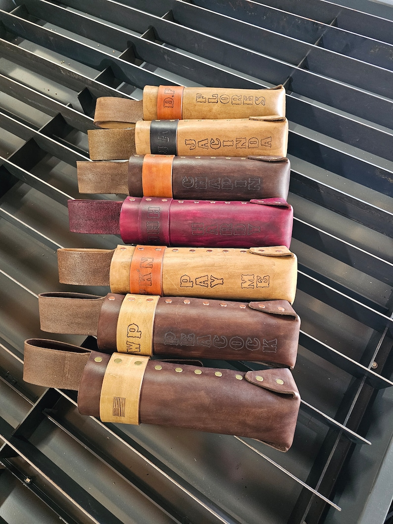 Pu&ograve; includere: Un set di otto fondine in pelle marrone con diversi nomi in rilievo. Le fondine hanno una cinghia in pelle color cuoio e rivetti in ottone. I nomi sulle fondine sono "ID.F. El Joker", "Jacinda", "El Diablo", "The Raven", "Pay Me", "Blackjack", "WP" e "The Doc".
