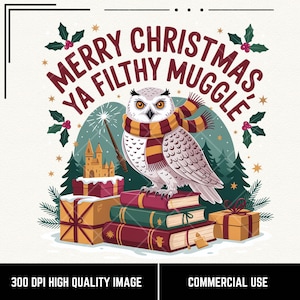 Peut inclure: Image festive avec un hibou blanc portant une écharpe rayée, perché sur des livres et des cadeaux. Le texte "Merry Christmas Ya Filthy Muggle" est en bordeaux. Des décorations de houx et d'étoiles, un château et une forêt complètent le design.