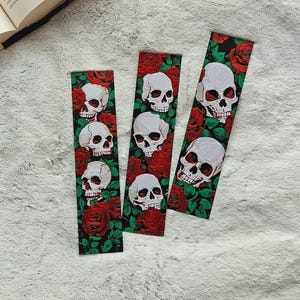 Segnalibro Teschio e Rosa - Segnalibro gotico rosso e nero per gli amanti dell&#39;horror e del fantasy, regalo libresco di Halloween, accessorio estetico dark