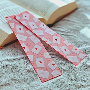 Marcapáginas con forma de carta de amor: un bonito marcapáginas rosa con sobres y corazones, un regalo romántico para lectores, accesorio para San Valentín.