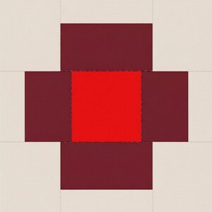 Könnte beinhalten: Ein geometrisches Design mit einem roten Quadrat in der Mitte, umgeben von vier weinroten Rechtecken, vor einem cremefarbenen Hintergrund. Das Design besteht aus strukturierten, quadratischen Fliesen.