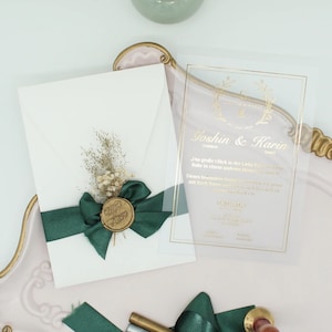 Code: 5009 Faire-Part de Mariage Fait Main avec Fleurs Séchées, Enveloppe Blanche, Design Doré en Acrylique, Ruban Vert et Cachet de Cire