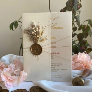 Code: 4008 Invitation de Mariage en Acrylique Doré Élégante avec Enveloppe Crème, Cachet de Cire Doré, Fleurs Séchées et Touches Délicates