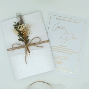 Code: 5008 Faire-Part de Mariage Fait Main avec Fleurs Séchées, Enveloppe Blanche, Ficelle Rustique et Carte Dorée en Acrylique