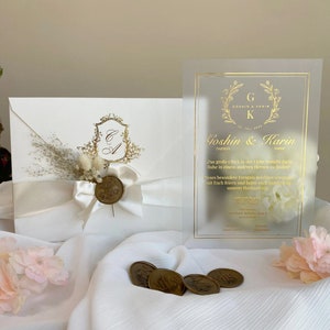Code: 4013 Faire-Part de Mariage Élégant et Fait Main avec Fleurs Séchées, Enveloppe Blanche, Carte Dorée et Ruban Raffiné