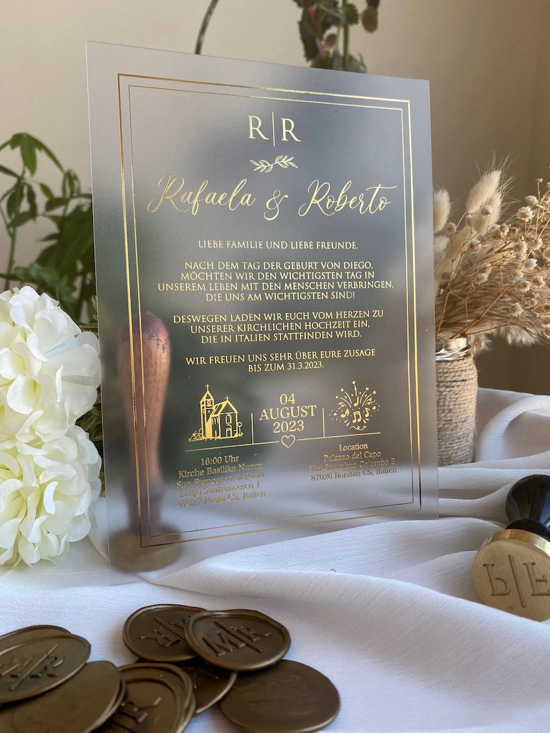 Code: 4010 Handgemachte Hochzeitseinladung Gold bedruckt Acryl mit grünem Umschlag und Siegel und Blumen Details Bild 2