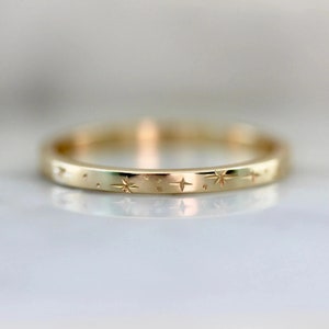 Bague étoile gravée, bague en or céleste, anneau étoilé, alliance alternative, alliance unique, bague étoile en or, alliance en or