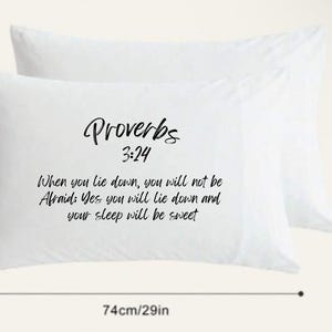 Puede incluir: Dos fundas de almohada blancas con texto negro que dice "Proverbios 3:24" y "Cuando te acuestes, no tendrás miedo: Sí, te acostarás y tu sueño será dulce". Las fundas de almohada miden 74 cm de ancho y 48 cm de alto.