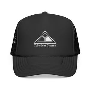 Puede incluir: Gorra de camionero negra con un logotipo blanco que presenta un triángulo y formas geométricas, con el texto "Cyberdyne Systems". La gorra tiene una parte trasera de malla y una visera curva.