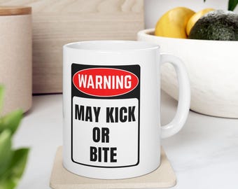 Lustige keramische Tasse, Warnung: Kann treten oder beißen