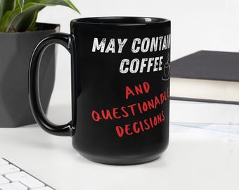 Lustiger Kaffeebecher mit Aufschrift „Kann Kaffee und schlechte Entscheidungen enthalten“ – Schwarze, glänzende Keramik – Geschenk für Koffeinliebhaber