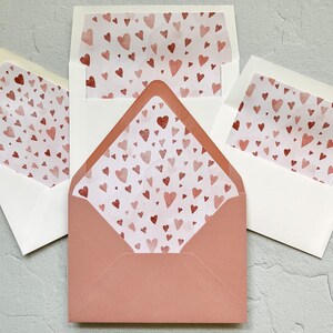 Forros para sobres imprimibles con corazones rosados y rojos para descargar digitalmente, diseño de acuarela para sobres A7 y A2, ideales para felicitaciones de aniversario