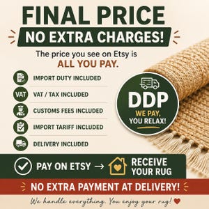 Puede incluir: Un gr&aacute;fico informativo con fondo beige que muestra una alfombra tejida de color canela con flecos. El texto incluye FINAL PRICE NO EXTRA CHARGES, DDP WE PAY YOU RELAX y una lista de cargos incluidos como aranceles, IVA, aduanas y entrega.
