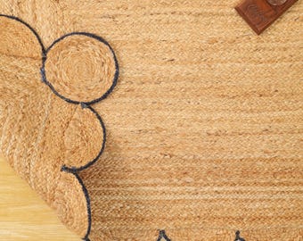 Jute-Teppich mit gewelltem Rand und blauem Saum | Handgeflochtener Naturfaserteppich | Boho-Landhaus-Teppich für Wohnzimmer und Schlafzimmer
