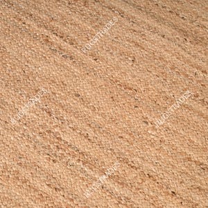 Pu&ograve; includere: Primo piano di un tappeto in fibra naturale con una trama tessuta. Il tappeto &egrave; di colore marrone chiaro e presenta un sottile motivo diagonale.