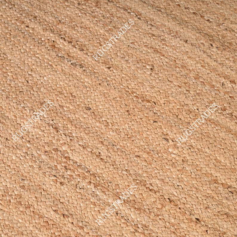 Pu&ograve; includere: Primo piano di un tappeto in fibra naturale con una trama tessuta. Il tappeto &egrave; di colore marrone chiaro e presenta un sottile motivo diagonale.