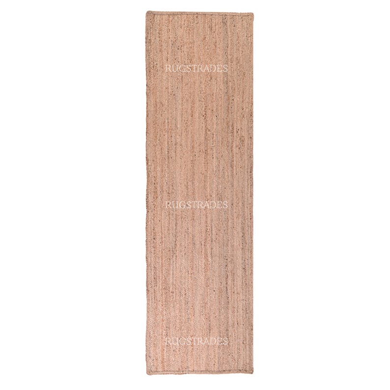 Pu&ograve; includere: Un tappeto da runner in fibra naturale di colore marrone chiaro. Il tappeto &egrave; realizzato in juta e ha una trama tessuta. &Egrave; un tappeto lungo e stretto, perfetto per un corridoio o un ingresso.