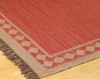 Kelim-Teppich aus terrakottafarbener Wolle und Jute, handgewebter Flachgewebeteppich, Teppich mit geometrischer Bordüre, Boho-Landhausstil-Teppich, Teppich nach Maß