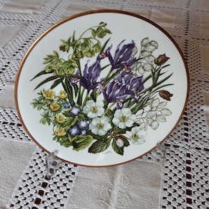 Floral Porcelain plate made by Vista Alegre allusive to the month of January.