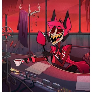 Puede incluir: Ilustración de Alastor de Hazbin Hotel, con un traje rojo y negro, sosteniendo una bebida roja. El fondo es una habitación de tonos rojos con un escritorio y una taza de té. El texto dice "Spicy Letter from Alastor" y "Instant Full Colour PDF Download".