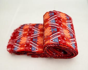 ネパール産の、中央に孔雀があり、側面に龍が囲んでいる、美しく