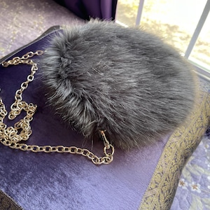 Cartera vintage redonda de piel sintética de 9" de diámetro con correa de cadena dorada. Excelente estado.