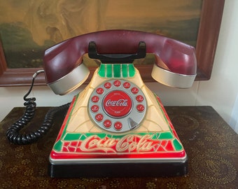 Vintage Coca-Cola Retro gebrandschilderd glas stijl drukknop werkende telefoon.6 3/4 vierkant en 6 1/2 hoog.Gemaakt in de VS.Gratis verzending.