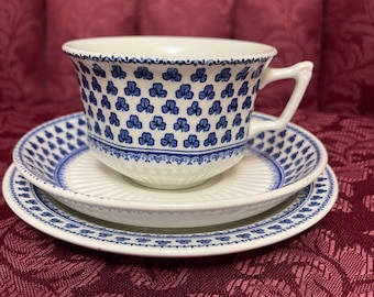 Trio d'Adam's Real English Ironstone Sharon vintage 1960 : tasse à thé, soucoupe, assiette à dessert avec motif trèfle bleu. Fabriqué en Angleterre. Livraison gratuite