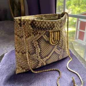 Bolso/cartera vintage REVA de 1970 de lujo, de piel de serpiente auténtica y suave, de 8,5" x 7". Correa única en color oro macizo en diagonal. Alta calidad y estado.