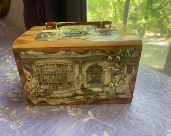Vintage 1970’s Vicki Jean Pompano Beach Fl. Wood Decoupage “Victorian England “Signed Top Handle wooden Bag/Purse .Great condition.Free ship