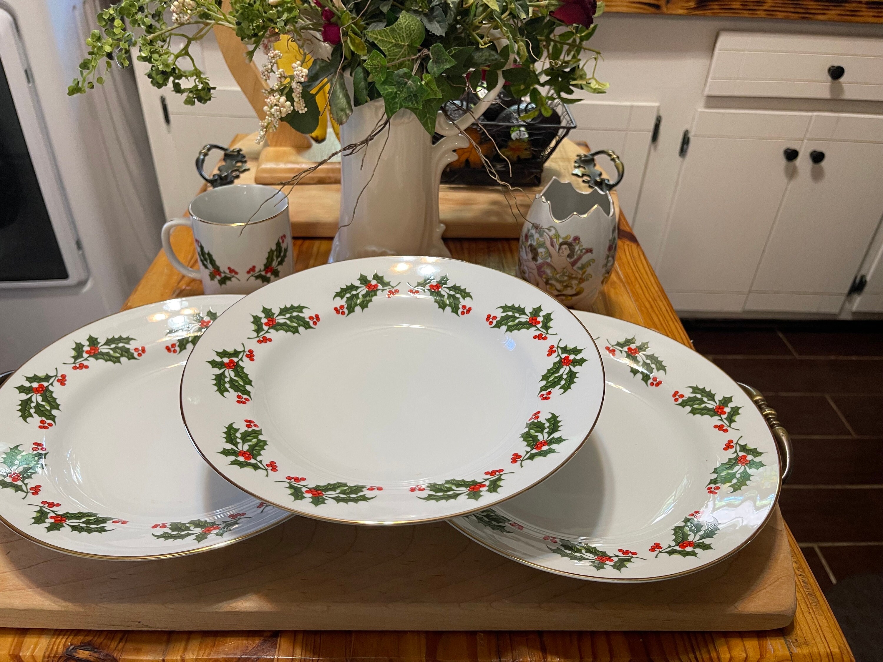 Vintage 1980 Kashima Gold Trimmed Holly Berry Fine China Made in