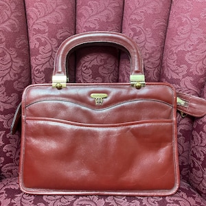 Bolso/maletín vintage ETIENNE AIGNER de piel roja cordobesa de 1970 con espejo original. 11,5” x 8”. Diseño de edición limitada. Excelente estado.