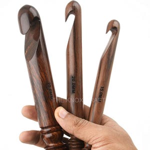 3 PCS Large Crochet Hook Set – Ergonomic Soft Grip Crochet Hooks for Chunky Yarn & Blanket Projects – 15mm, 20mm, 25mm
