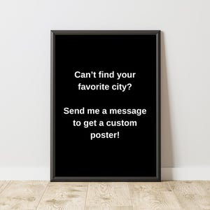 Puede incluir: P&oacute;ster enmarcado en negro con texto blanco. El texto dice: "&iquest;No encuentras tu ciudad favorita? &iexcl;Env&iacute;ame un mensaje para obtener un p&oacute;ster personalizado!" El p&oacute;ster se muestra contra una pared blanca.