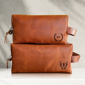 Personalized Men&#39;s Leather Toiletry Bag Groomsmen Gifts, Dopp Kit Men&#39;s Leather Accessory, Anniversary Gift for Him Graduation Gift for Him