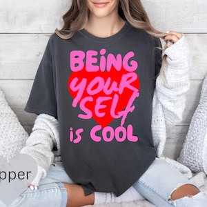 Camiseta inspiradora Be Yourself, letras rosa, coração vermelho, camiseta Uplift, positiva, camiseta encorajadora, camiseta unissex tingida em tecido pesado