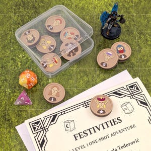 Może przedstawiać: Zestaw akcesoriów do gier planszowych, w tym żetony postaci, kości i miniaturowa figurka, ułożonych na zielonej powierzchni w kratkę. Żetony przedstawiają ilustracje postaci i numery. Obecny jest również dokument z napisem "FESTIVITIES".