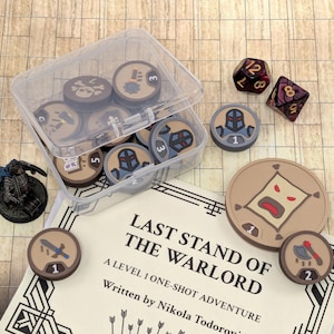 Puede incluir: Un juego de mesa con un recipiente de plástico transparente lleno de fichas de juego, dados y una figura en miniatura. Las fichas tienen varios símbolos y números. También hay un folleto titulado "Last Stand of the Warlord".