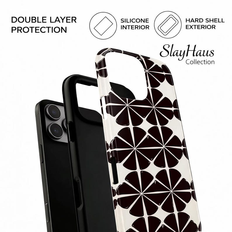 Puede incluir: Funda de tel&eacute;fono con estampado floral en blanco y negro con el texto "SlayHaus Collection". La imagen muestra las capas de la funda, destacando el interior de silicona y el exterior r&iacute;gido para una doble protecci&oacute;n.