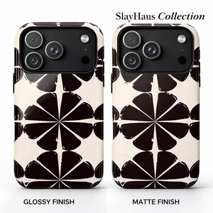 Puede incluir: Dos fundas para tel&eacute;fono con un dise&ntilde;o geom&eacute;trico en negro y crema. Las fundas tienen un acabado brillante y mate, con el texto "SlayHaus Collection" en la parte superior. La parte inferior de las fundas dice "Acabado brillante" y "Acabado mate".