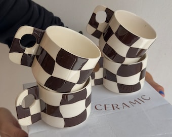 Karierte Keramiktasse, schwarze quadratische Kaffeetasse, minimalistische Teetasse, handbemalte Schachbrett-Espressotasse, Keramik-Lemonade-Becher