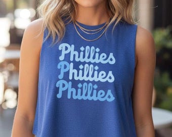Top cropped com repetição da inscrição "Phillies" | tipografia retrô de time esportivo